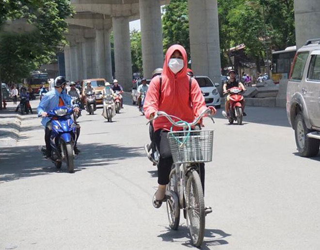 Hà Nội trải qua ngày nắng nóng gắt nhất từ đầu mùa, người dân bịt kín mít khi ra đường